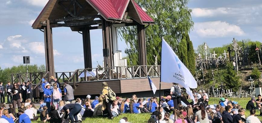 Piligriminiame žygyje į Kryžių kalną – gausus Šiaulių rajono jaunimo būrys