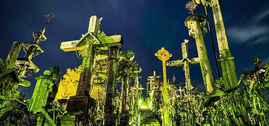 Nakts sirdī: burvīgais Krustu kalns