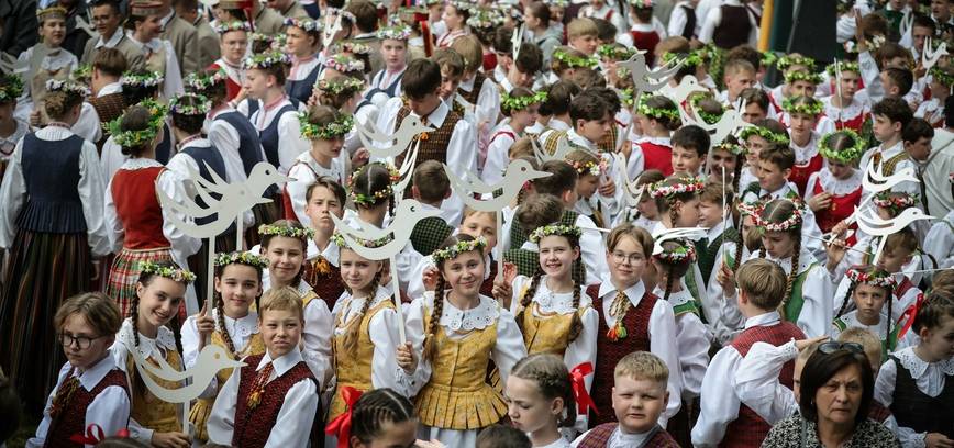 Kuršėnai taps didžiausia Šiaurės Lietuvos scena: dainų ir šokių šventė „Medžių kalba kalba“ suburs daugiau nei 3000 atlikėjų