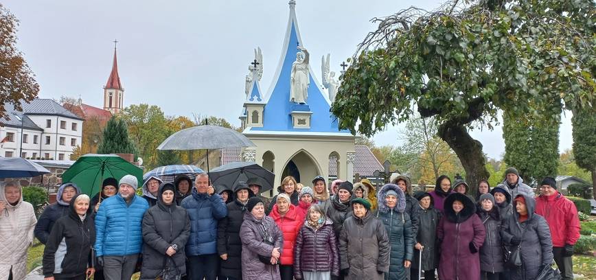 NUO RAUDĖNŲ IKI LENKIMŲ J. A. PABRĖŽOS IR KT. ŽYMIŲ ŽEMAIČIŲ KELIAIS